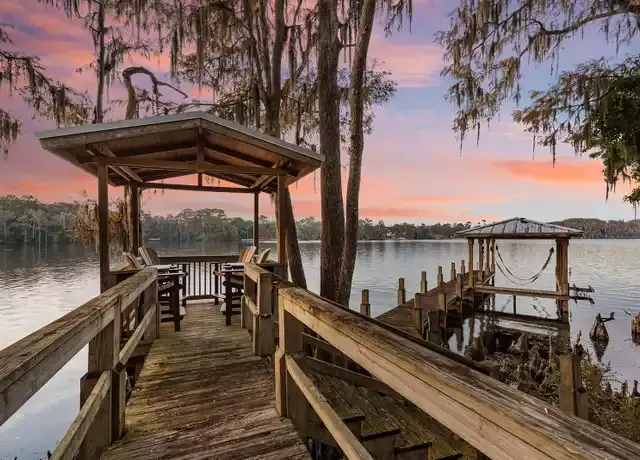 Oviedo lakefront homes for sale near Lake Jesup